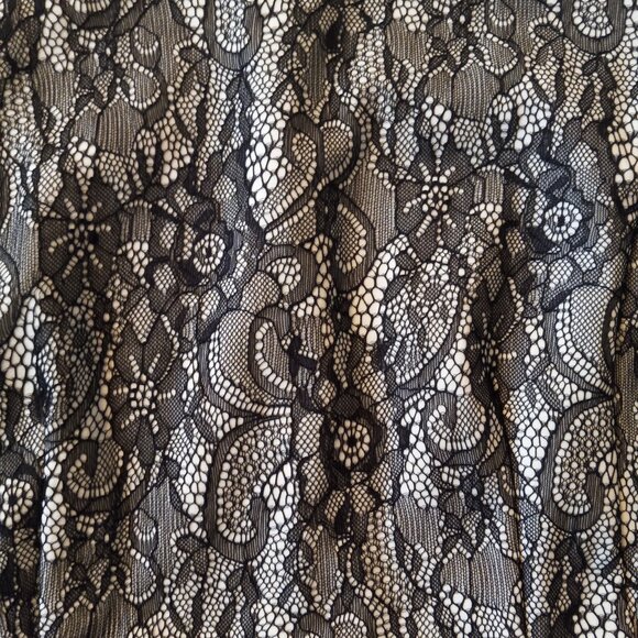 Elle Floral Lace Sleeveless Blouse Size Medium - Picture 2 of 5